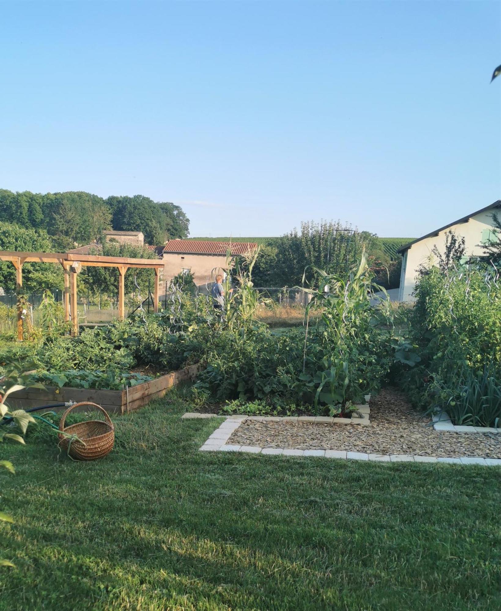 Bed and Breakfast Au Jardin Des Deux Roches Prissé Exteriér fotografie