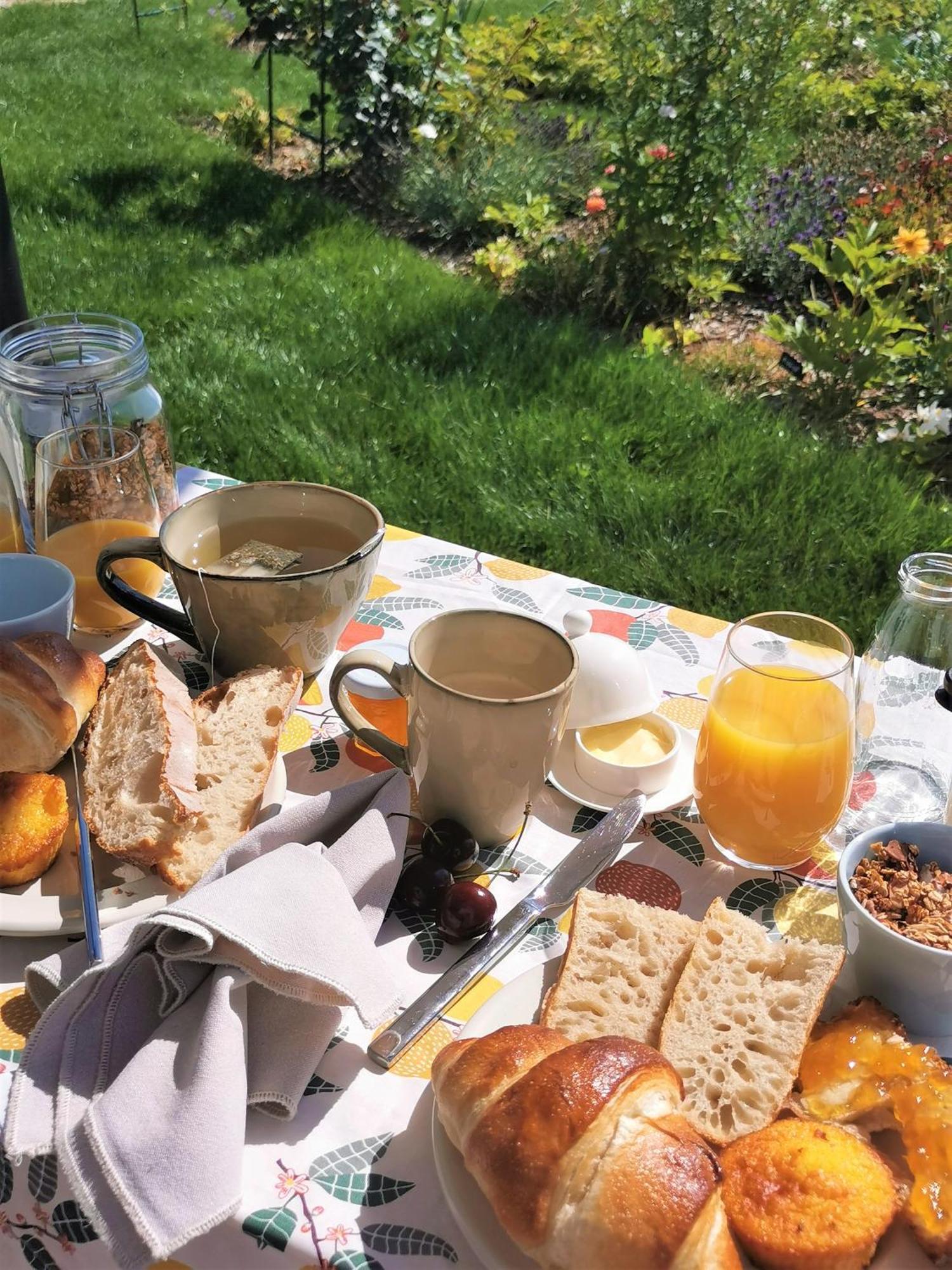 Bed and Breakfast Au Jardin Des Deux Roches Prissé Exteriér fotografie
