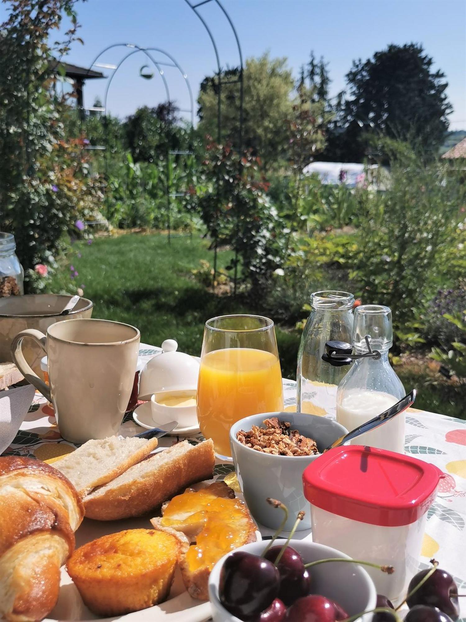 Bed and Breakfast Au Jardin Des Deux Roches Prissé Exteriér fotografie