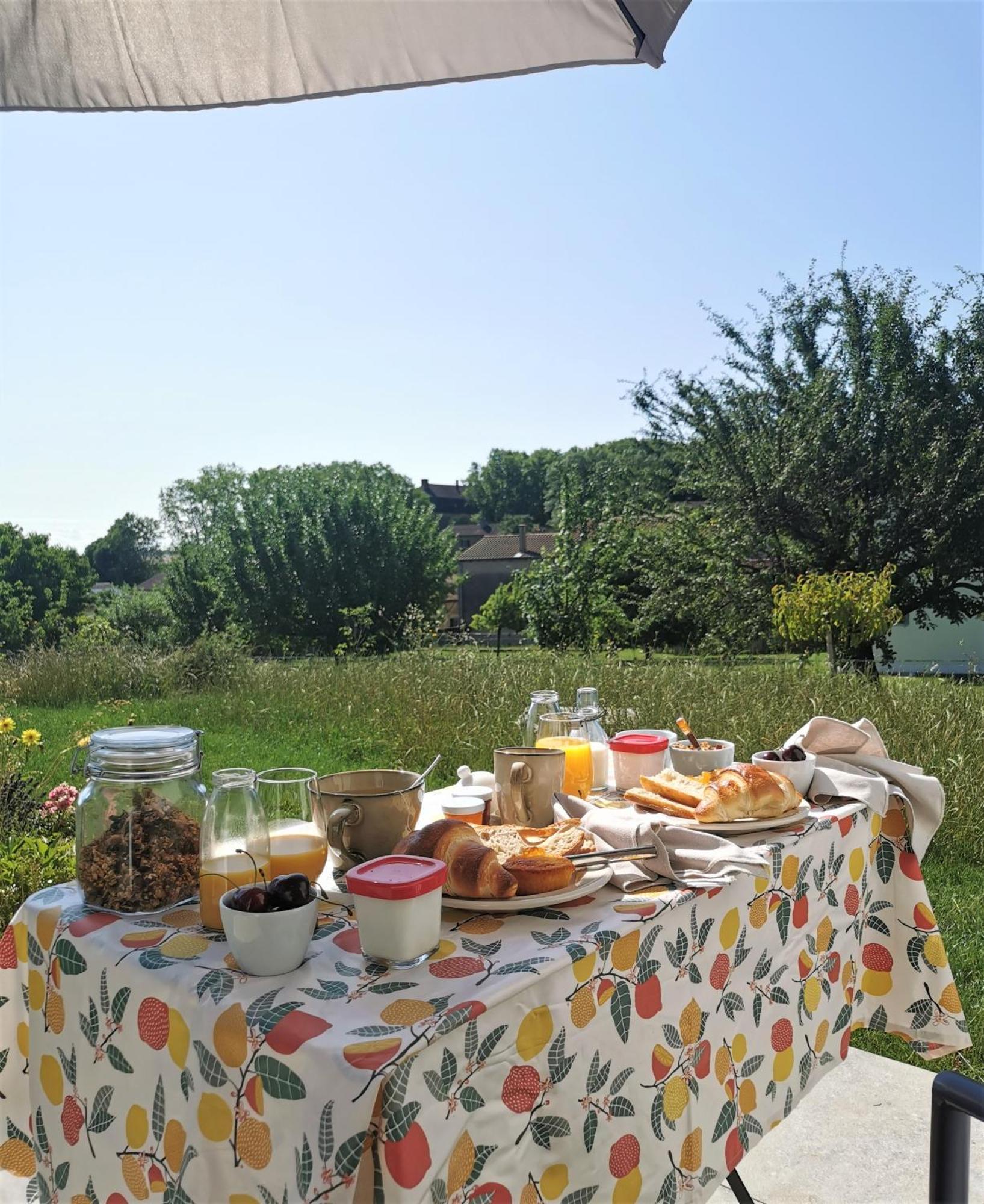 Bed and Breakfast Au Jardin Des Deux Roches Prissé Exteriér fotografie