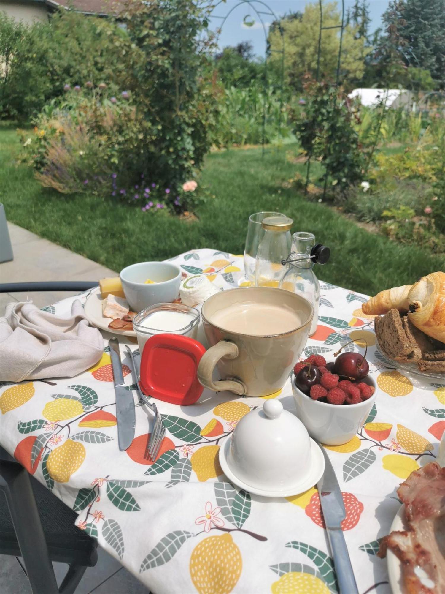 Bed and Breakfast Au Jardin Des Deux Roches Prissé Exteriér fotografie