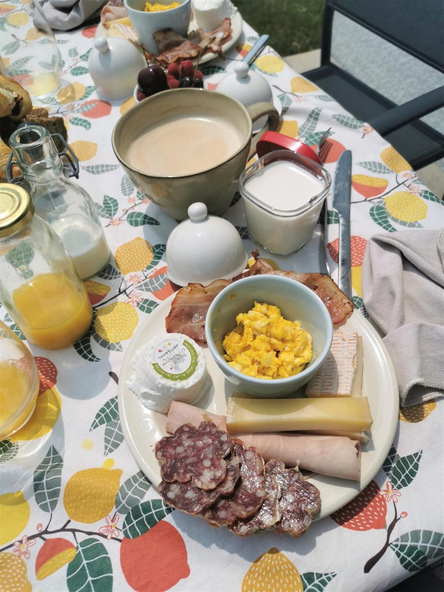 Bed and Breakfast Au Jardin Des Deux Roches Prissé Exteriér fotografie